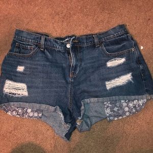 Denim boyfriend shorts with decorative pockets